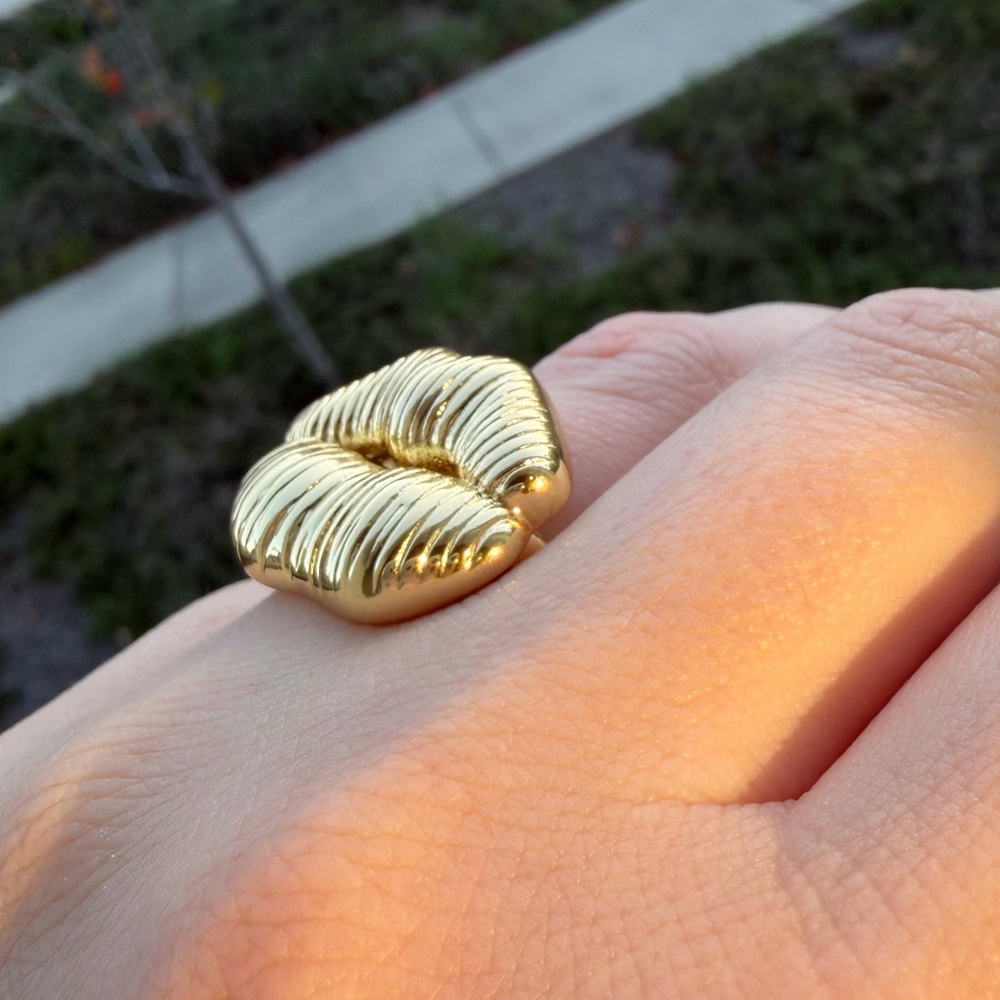 Bold Lip Statement Ring – 18K Gold Plated Stainless Steel - Picture 2 of 4